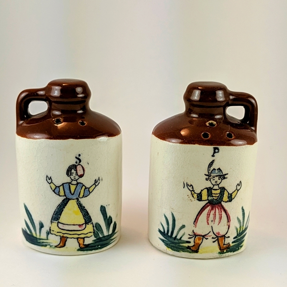 Dutch Man Woman on Moonshine Jugs S/P Shaker Japan